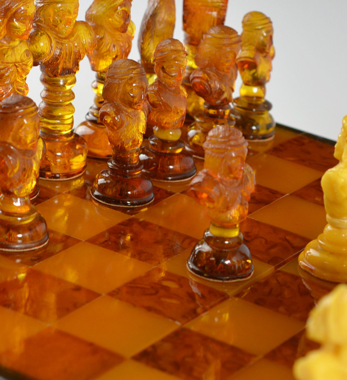 REF1651 Fine Amber bust chess pieces &amp; board box. - Antique Chess Shop
